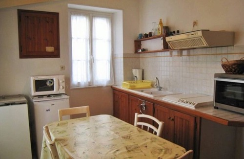 Noirmoutier-en-l'Ile House | Charming 2-Bed House near Shops and Beach in Noirmoutier, Basic Comfort, Close to Port
