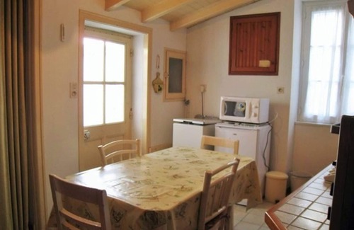 Noirmoutier-en-l'Ile House | Charming 2-Bed House near Shops and Beach in Noirmoutier, Basic Comfort, Close to Port