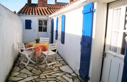 Noirmoutier-en-l'Ile House | Charming 2-Bed House near Shops and Beach in Noirmoutier, Basic Comfort, Close to Port
