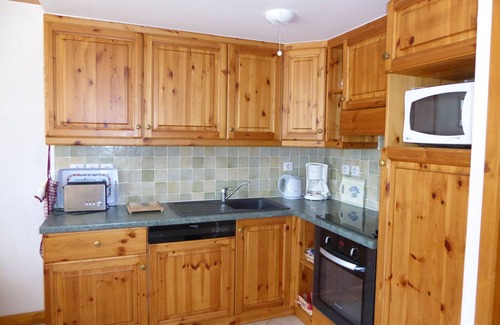 Pralognan-la-Vanoise Apartment | Charming 2-Bedroom Apartment with Large South Balcony, Parking, and Ski Storage