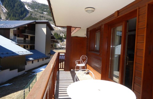 Pralognan-la-Vanoise Apartment | Charming 2-Bedroom Apartment with Large South Balcony, Parking, and Ski Storage