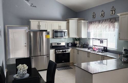 Kingston House | Charming 2-bedroom house with AC and WiFi in lovely St. Catherine Parish