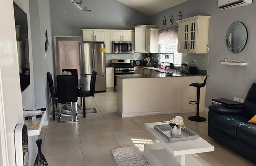 Kingston House | Charming 2-bedroom house with AC and WiFi in lovely St. Catherine Parish
