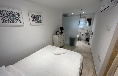 Zabbar House | Charming 200 year old cottage with yard