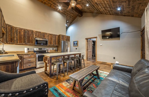 Coram Condo | Charming 2bd/1ba MT Retreat- sleeps 6 – Just 7 Miles Away From GNP- #4-STAY HERE