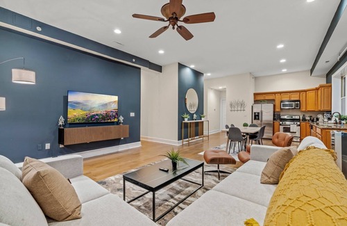 Old City Apartment | Charming 2BD by Independence Hall | Sleeps 6