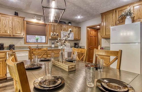 Pigeon Forge Cabin | Charming 2BD w Scenic Views! HOT TUB! Pool "Fo