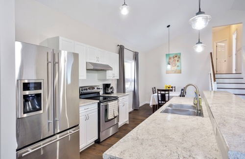 Fenelon Falls Apartment | Charming 2Bdrm Stay in the Hear of Fenelon Falls | Walk to Lake Cameron