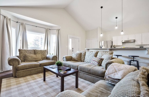 Fenelon Falls Apartment | Charming 2Bdrm Stay in the Hear of Fenelon Falls | Walk to Lake Cameron