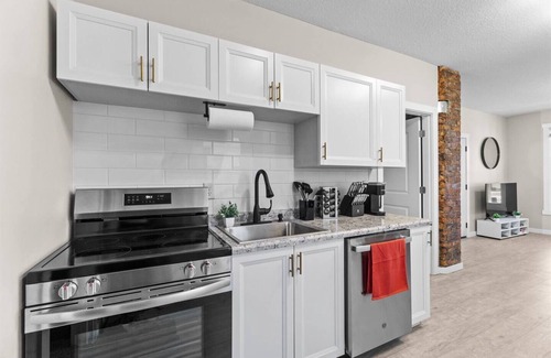 West Central Apartment | Charming 2BR – 2-Min Walk to Downtown Attractions