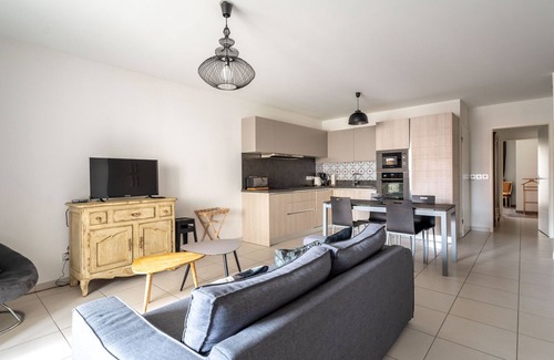 Arcachon Apartment | "Charming 2BR Apartment in Arcachon Centre with Parking, Balcony & Modern Amenities"