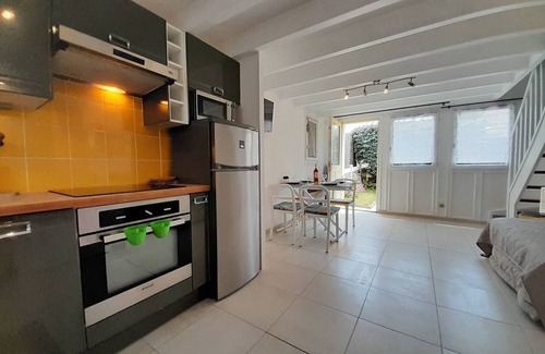 La Trinite-sur-Mer Villa | Charming 2BR Villa in La Trinité/Mer, 800m from Beach, WiFi, Terrace, Close to Port