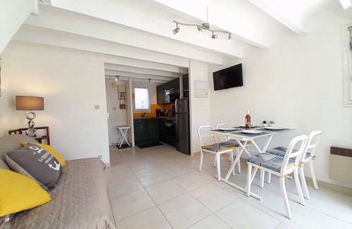 La Trinite-sur-Mer Villa | Charming 2BR Villa in La Trinité/Mer, 800m from Beach, WiFi, Terrace, Close to Port