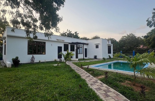 Gede House | Charming 2BR Getaway, Fast Wi-Fi, Free Parking & Near the Shore