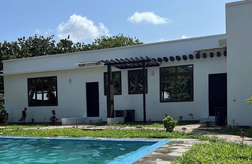 Gede House | Charming 2BR Getaway, Fast Wi-Fi, Free Parking & Near the Shore