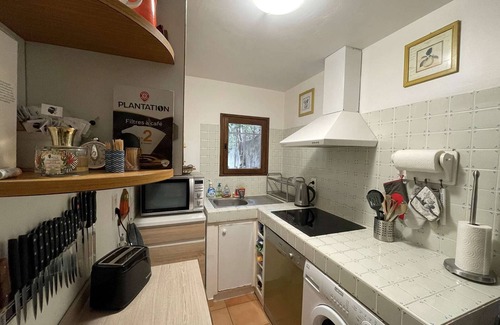 Santa Giulia House | Charming 2BR Mini-Villa, 100m to Santa-Giulia Beach, Terrace, BBQ, Private Parking, A/C in Living Room