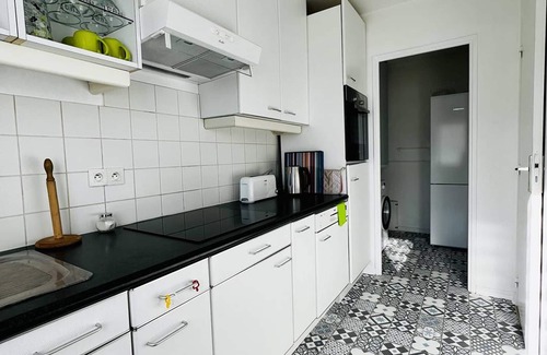 Cambo-les-Bains Apartment | Charming 2nd-Floor Apartment in Cambo-les-Bains, Central Location, Modern Amenities, Parking, WiFi