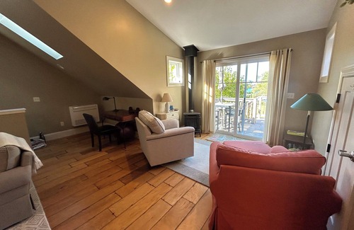 South Eliot Apartment | Charming 2nd floor studio in Eliot’s riverfront area with many amenities.