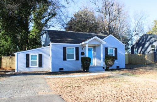 Charlotte House | Charming 3 BDRM in Charlotte - 1 mile to Uptown