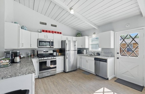 Richardson House | Charming 3-Bed/2-Bath Hidden Gem w Yard (Sleeps 6)