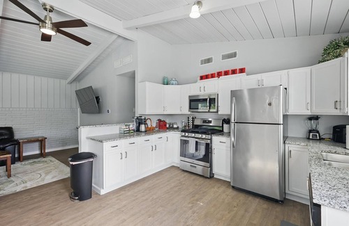 Richardson House | Charming 3-Bed/2-Bath Hidden Gem w Yard (Sleeps 6)