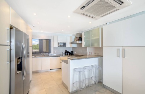 Worthing Condo | Charming 3 - Bed Condo in Christ Church