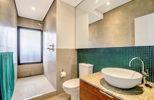 Worthing Condo | Charming 3 - Bed Condo in Christ Church