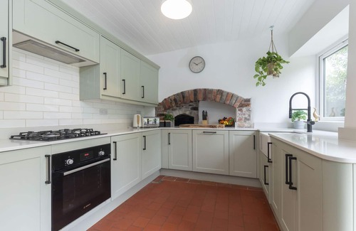Gilwern Cottage | Charming 3-Bed Cottage by the River Usk