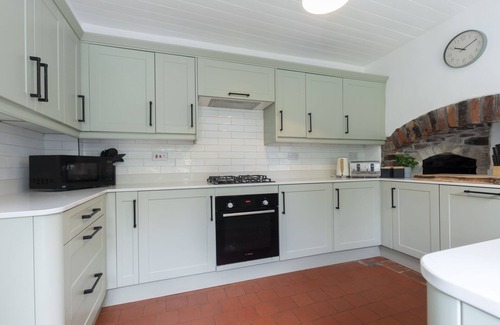 Gilwern Cottage | Charming 3-Bed Cottage by the River Usk