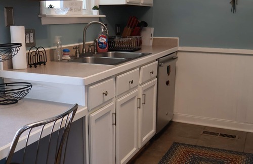 Cuyahoga Falls House | Charming 3-bedroom house with WiFi and AC in beautiful Cuyahoga Falls