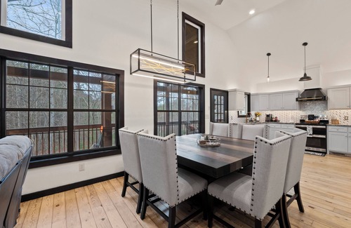 Flowery Branch Cabin | Charming 3-bedroom cabin in pleasant Flowery Branch with WiFi, AC