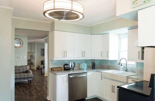Northwest Cottage | Charming 3-bedroom vintage beach cottage 5 minute walk to the Chesapeake Bay!