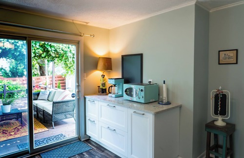 Northwest Cottage | Charming 3-bedroom vintage beach cottage 5 minute walk to the Chesapeake Bay!