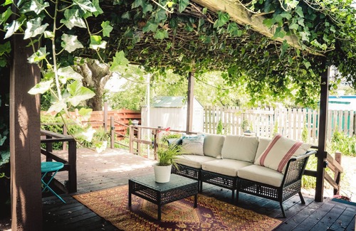 Northwest Cottage | Charming 3-bedroom vintage beach cottage 5 minute walk to the Chesapeake Bay!