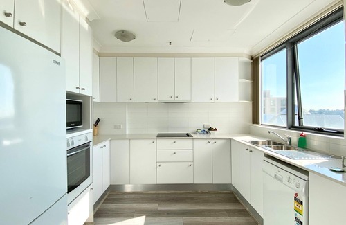 North Sydney Apartment | Charming 3-Bedroom Apartment with Harbour View, 900m Stroll to Harbour Bridge