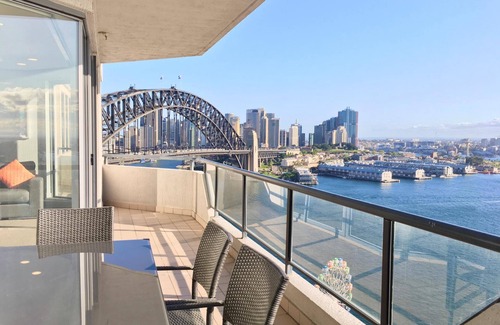 North Sydney Apartment | Charming 3-Bedroom Apartment with Harbour View, 900m Stroll to Harbour Bridge