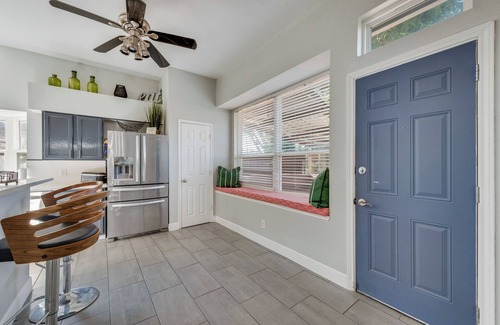 Grand Prairie House | Charming 3-bedroom house in wonderful Grand Prairie with Pool Table and Office