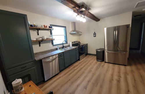 Laceys Spring House | Charming 3-bedroom house with WiFi and AC in Laceys Spring