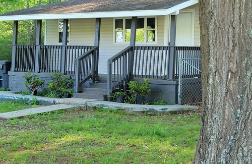 Laceys Spring House | Charming 3-bedroom house with WiFi and AC in Laceys Spring