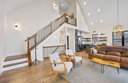 Mount Jackson Cabin | Charming 3-bedroom cabin with year-round views, hot tub, game room and more.