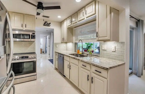 Cypress Point House | Charming 3-bedroom house with AC and WiFi in Pompano Beach