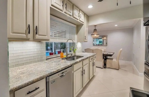 Cypress Point House | Charming 3-bedroom house with AC and WiFi in Pompano Beach