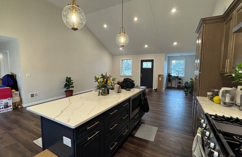 Edison House | Charming 3 Bedroom Bungalow in Wonderful Edison with AC, WiFi & Lot More