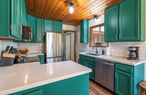 Oakhurst Cabin | Charming 3-bedroom cabin 30 mins from Yosemite, hot tub, fire pit and swing set!