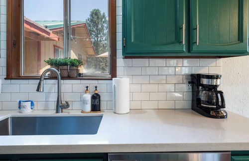 Oakhurst Cabin | Charming 3-bedroom cabin 30 mins from Yosemite, hot tub, fire pit and swing set!