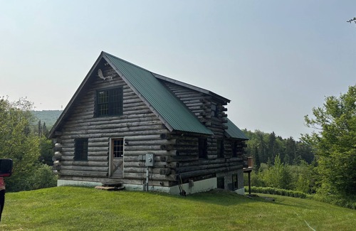 Woodford Cabin | Charming 3-bedroom cabin in Woodford private with mountain and pond view