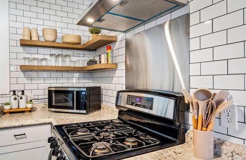 Mobile Cottage | Charming 3-bedroom cottage with AC in Mobile