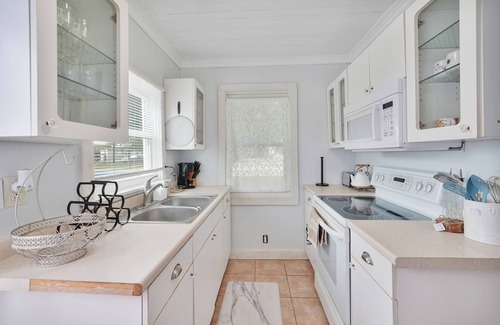 Ocala Cottage | Charming 3-bedroom Cottage with AC and WiFi Near Historic Downtown Square Ocala