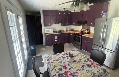 South View House | Charming 3-bedroom house with AC and WiFi in Pleasant Hope Mills.