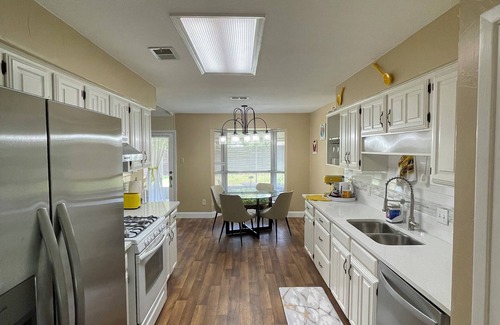 South Arlington House | Charming 3-bedroom house in peaceful Arlington with WiFi, AC